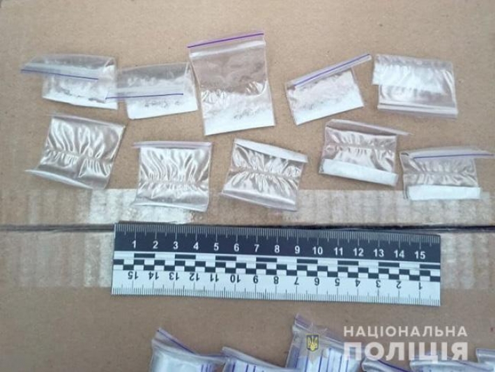 В Запорожской области наркозакладчик пытался "замаскировать" наркотики (фото)