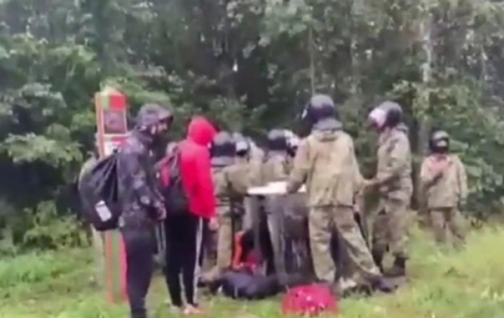 Латвия показала, как белорусские силовики вытесняют мигрантов (видео)