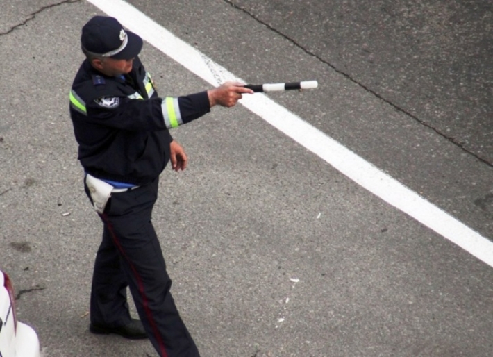 В Мелитополе «дорожный патруль» подменил функции полиции (видео)