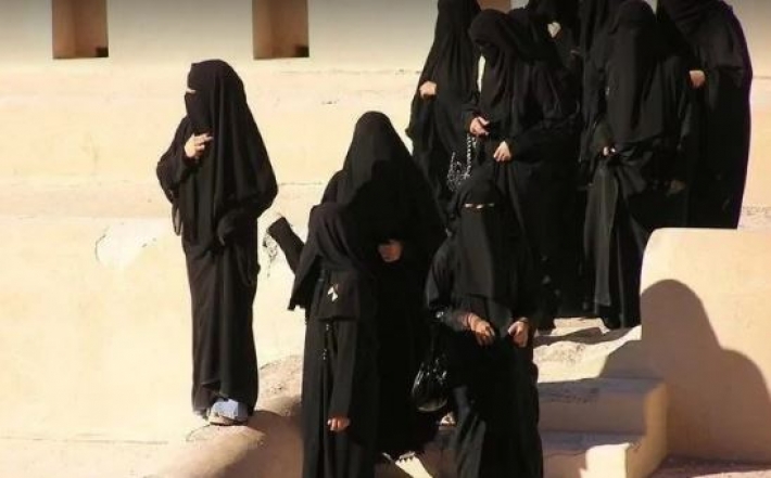 Почему в Дубае женщинам не жарко в черных одеждах