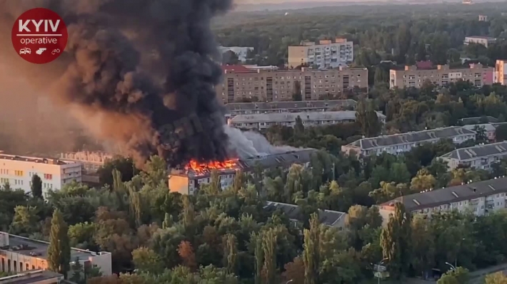 В Киеве вспыхнул масштабный пожар в жилом доме: подробности и видео