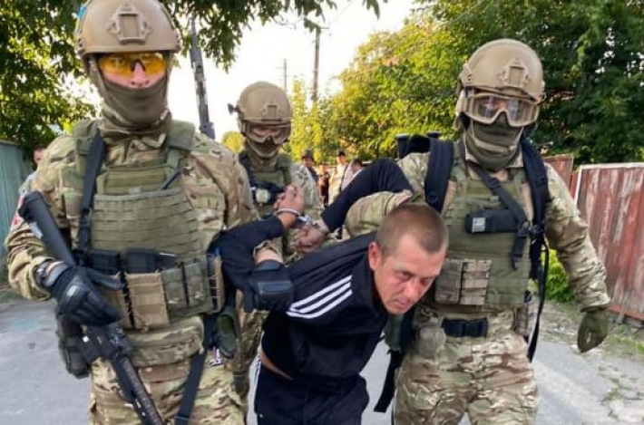 Угрожал полицейским гранатой: под Киевом задержали поджигателя, фото и видео
