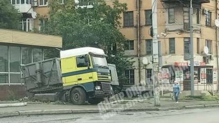 В Днепре на проспекте Мазепы фура не вписалась в поворот и вылетела на тротуар: видео момента ДТП