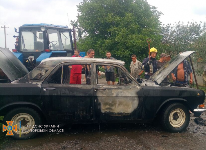 В Запорожской области снова сгорел автомобиль (фото)