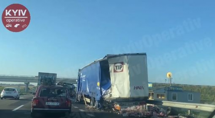 На Одесской трассе столкнулись два грузовика: возникла многокилометровая пробка, видео