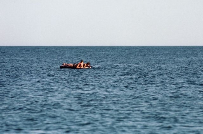 В Кирилловке отдыхающих на матрасе унесло в открытое море