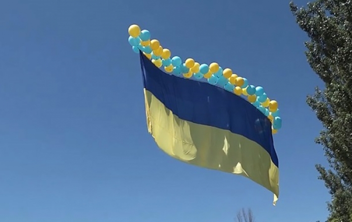 В Москве на фоне Кремля в небо подняли флаг Украины (видео)