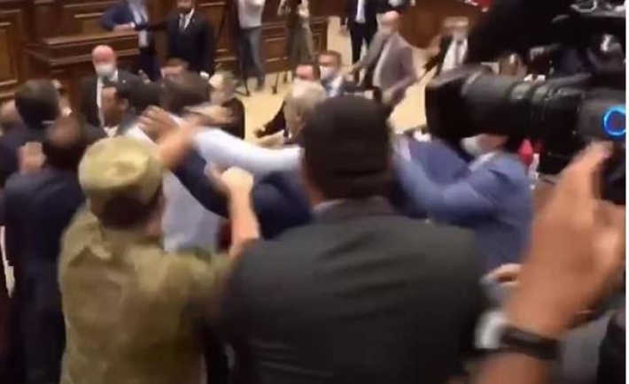 В парламенте Армении возникла массовая драка (видео)