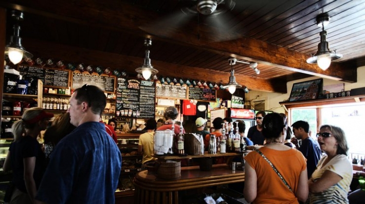 В США щедрый посетитель шокировал официантов огромными чаевыми (фото)