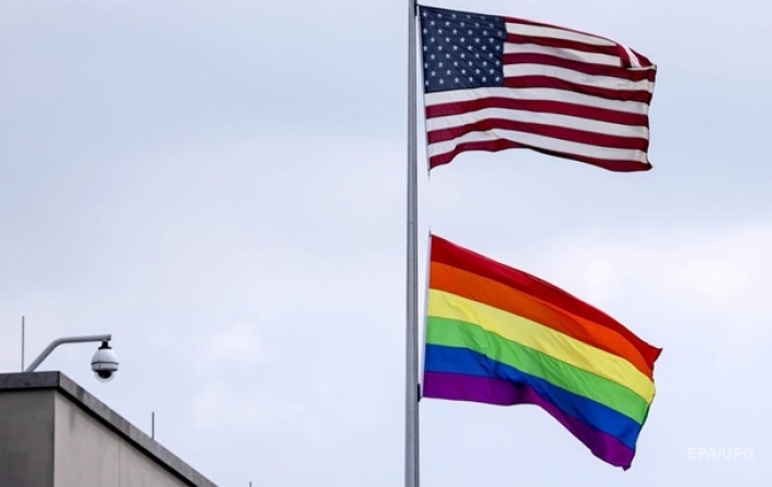 В США учительница призвала присягнуть флагу ЛГБТ