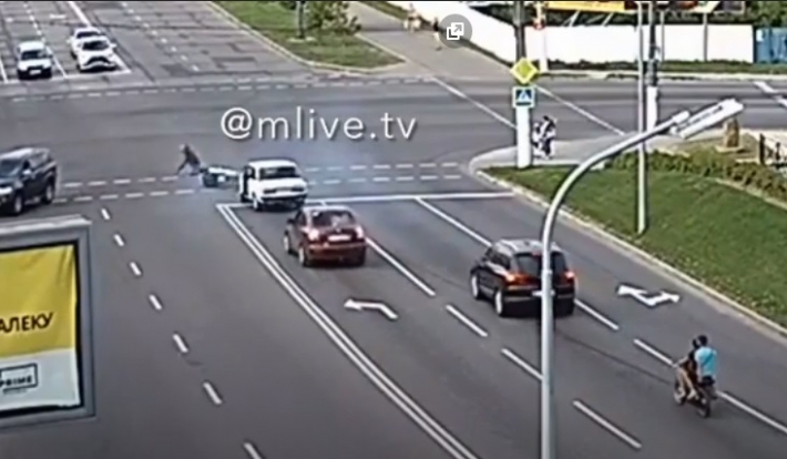 Занесло на мотоциклиста на светофоре - момент ДТП в Мелитополе попал на видео