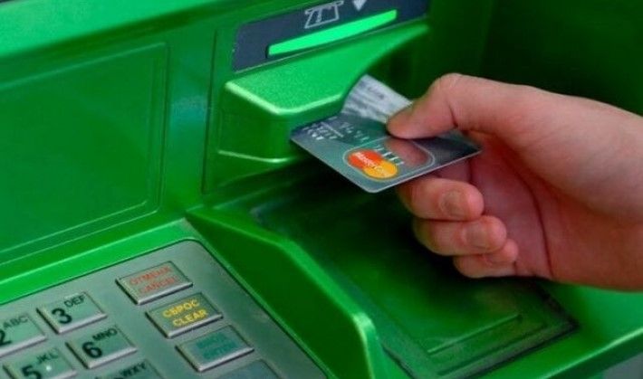 Приватбанк остановит работу терминалов и банкоматов