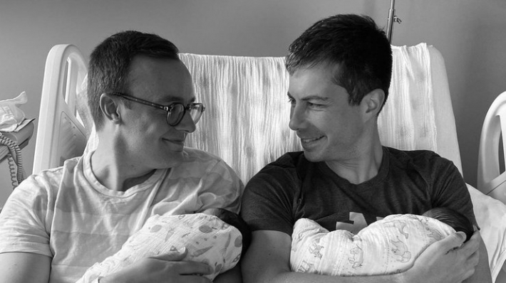 Министр транспорта США и его муж впервые стали родителями