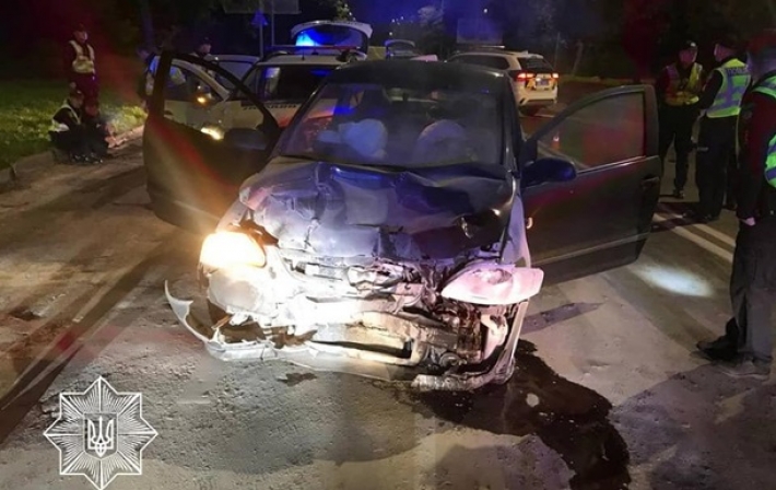 Во Львове пьяный водитель протаранил авто копов (фото)