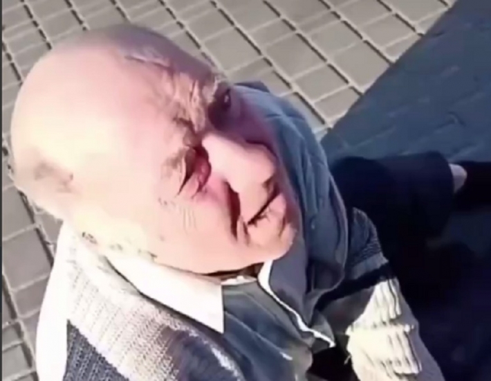Сидел на тротуаре и плакал - в Мелитополе средь бела дня у мужчины украли телефон и деньги (видео)