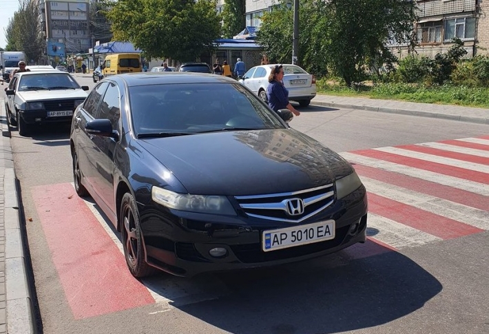 В Мелитополе водитель "на минуточку" заблокировал пешеходный переход