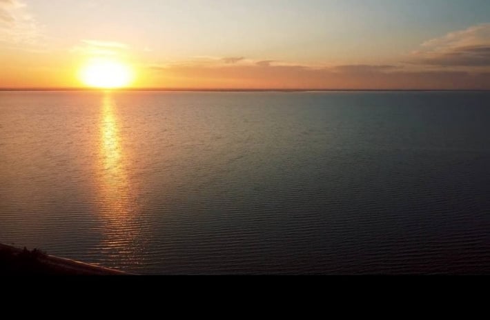 В сети показали невероятной красоты восход солнца на Молочном лимане (видео)