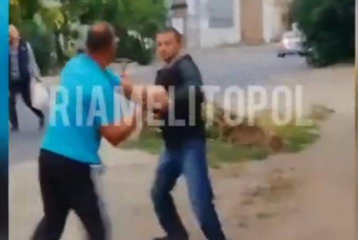 Житель Мелитополя, которого раздражают соседи, ходит к ним "в гости" с молотком и топором (видео 18+)
