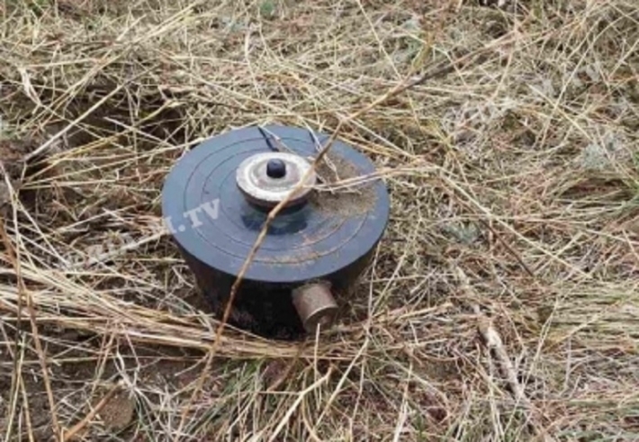 Под Мелитополем внедорожник едва не наехал на противотанковую мину - заметили чудом (фото)
