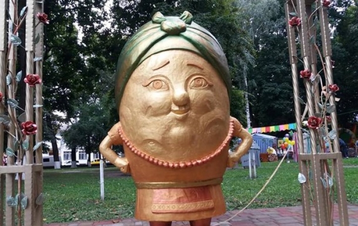 На Житомирщине установили памятник картошке (видео)