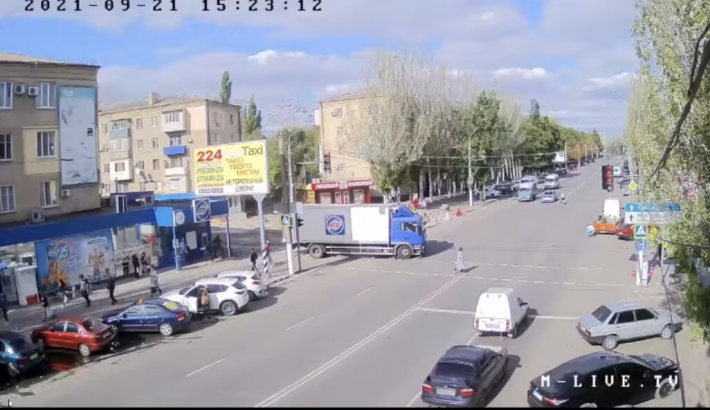 Грузовики АТБ оккупируют тротуар - люди ходят по проезжей части (видео)
