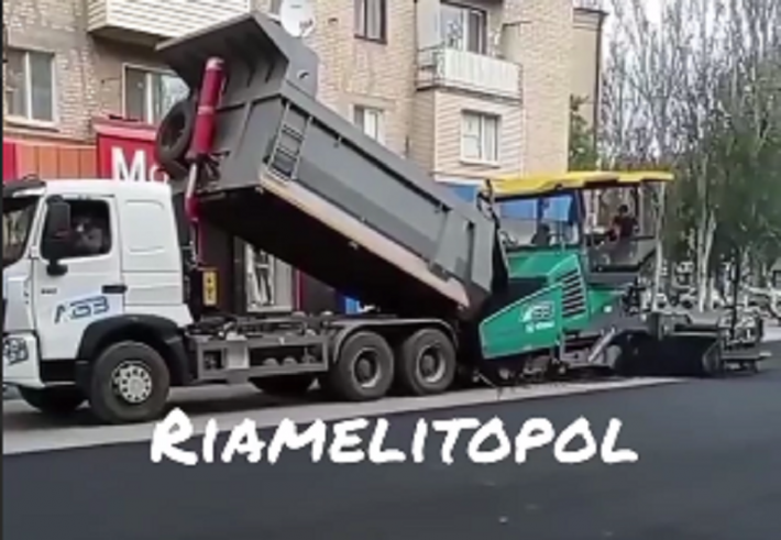 В Мелитополе началась укладка асфальта на одной из центральных артерий города (видео)