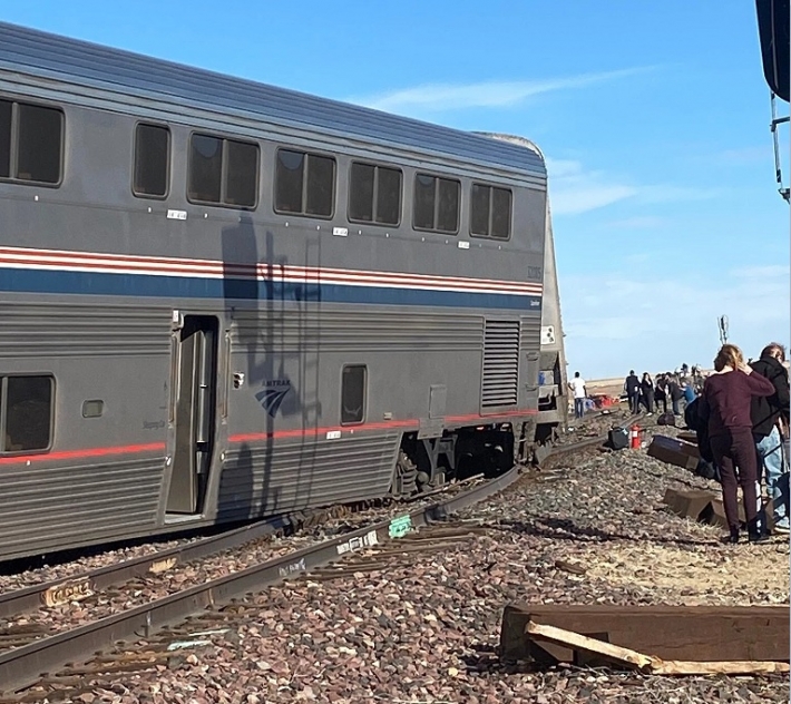 В США сошел с рельсов поезд: трое людей погибли и десятки пострадали, фото