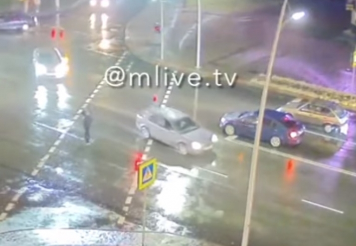 В Мелитополе девушка за рулем сбила пешехода и поехала дальше (видео)