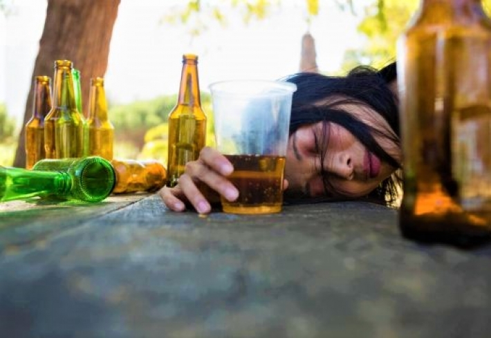 В Мелитополе пьяная женщина уснула прямо посреди дороги (видео)