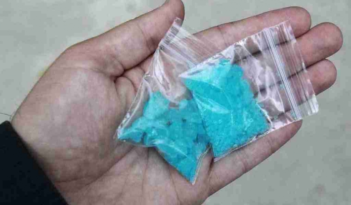 Менял "пустышками" - в Запорожской области полицейский продавал наркотики из вещественных доказательств
