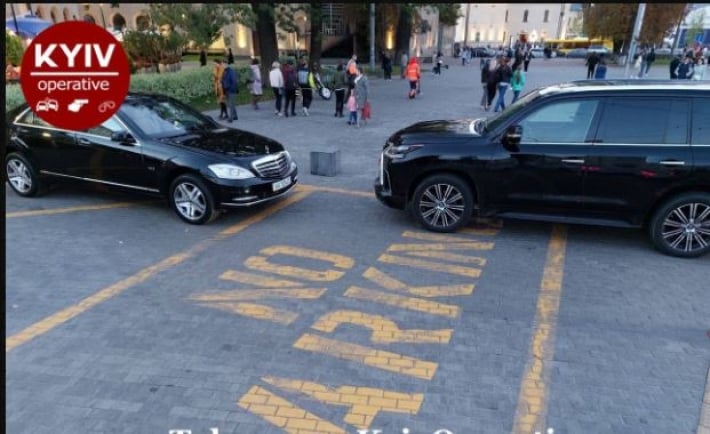 Может просто не понимают языка? В Киеве заметили героев парковки с плохим английским, фото