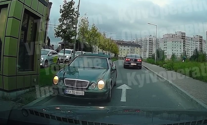 Под Киевом наглый водитель бросил авто на встречке, чтобы не сдавать назад: видео