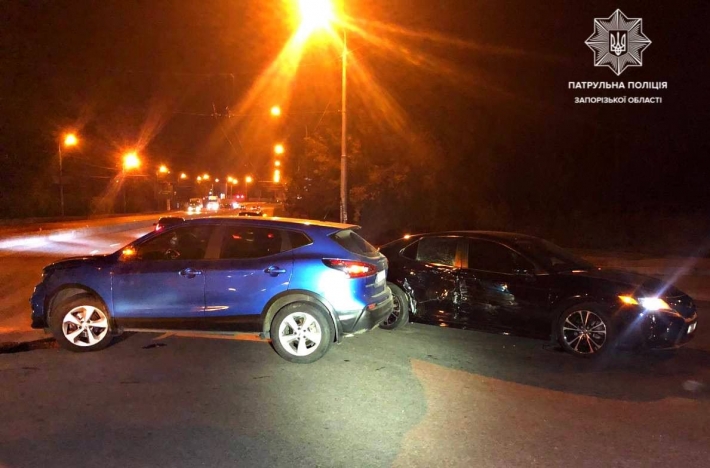 В Запорожье водитель Тойоты пролетел на красный и врезался в Ниссан