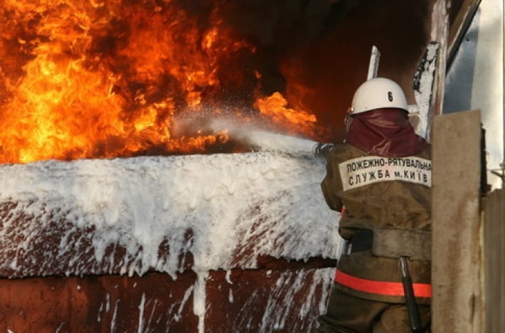 Пожар в киевской гимназии: появились новые подробности и видео очевидцев