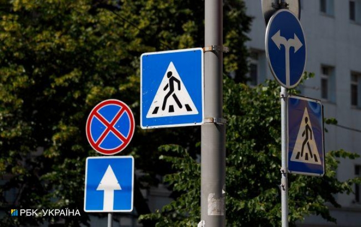 У Києві "герої паркування" зайняли весь тротуар: "на пішоходів їм байдуже" (відео)