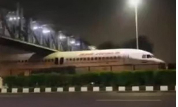 В Индии самолет застрял под пешеходным мостом (видео)