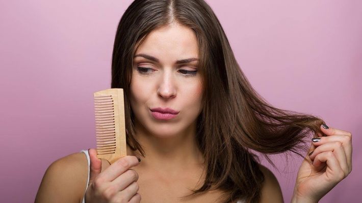 Специалист по здоровью рассказала, о чем может сигнализировать выпадение волос