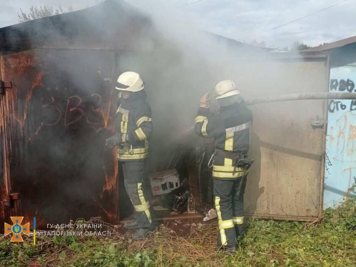 В Запорожье спасатели ликвидировали пожар в гараже (фото)