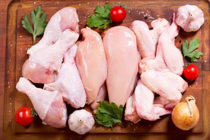 Под Киевом в результате ДТП на дороге оказались сотни килограмм куриного мяса: видео