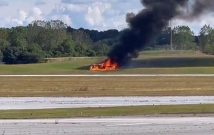В США самолет упал у аэропорта, четверо погибших (видео)