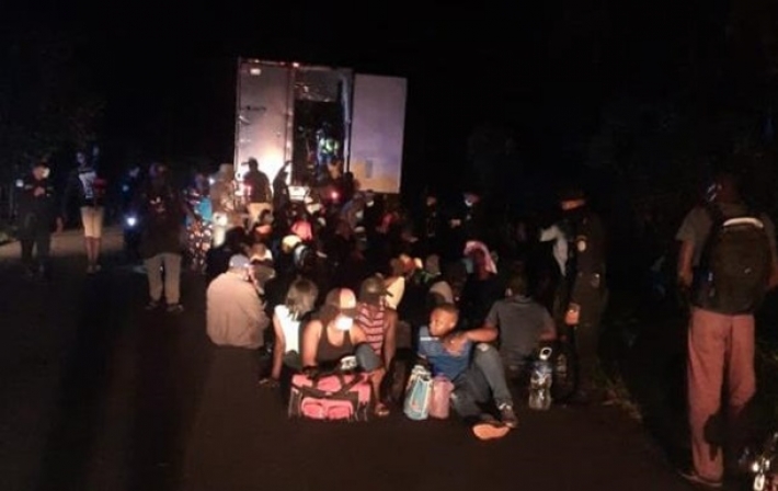 Полиция Гватемалы спасла 126 мигрантов из брошенного грузовика