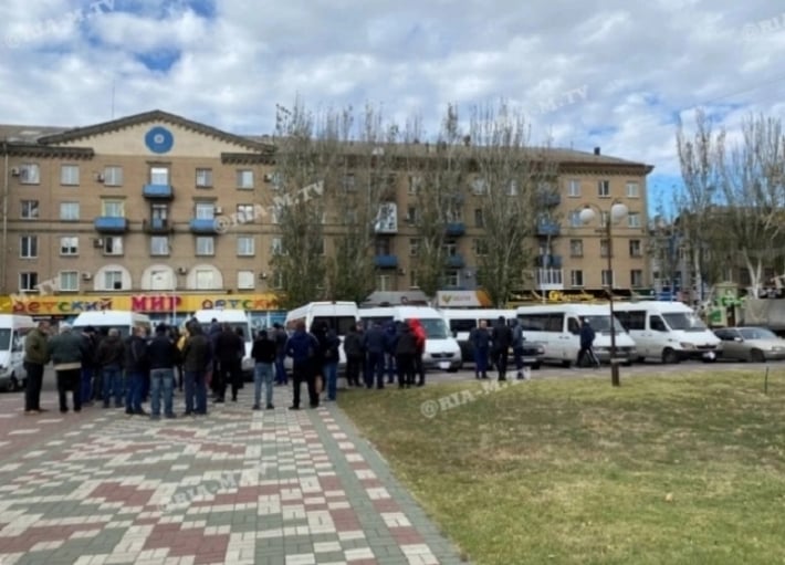 Мэр Мелитополя отреагировал на пикет маршрутчиков с требованием поднять тариф на проезд (видео, фото)
