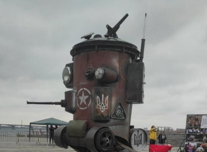 Грут и шагающий танк - на «Аллее кузнецов» в Бердянске новые скульптуры