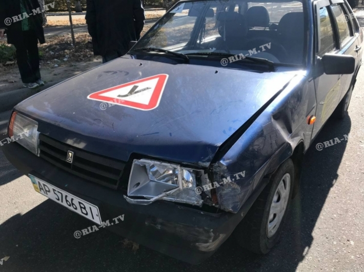 В Мелитополе водитель разбил учебное авто и скрылся с места ДТП (фото, видео)