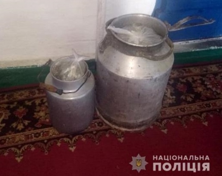 Сельский наркодилер из Запорожской области хранил наркотики в бидонах