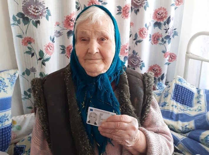 В Мелитопольском районе бабушка 13-ти внуков получила ай-ди паспорт