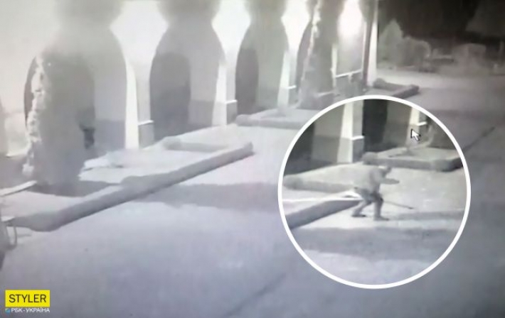 Под Львовом на территории храма мужчина провел загадочные ритуалы: видео испугало сеть