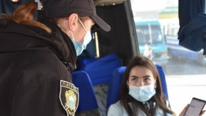 На въезде в Мелитополь полиция проверяет сертификаты у пассажиров маршруток