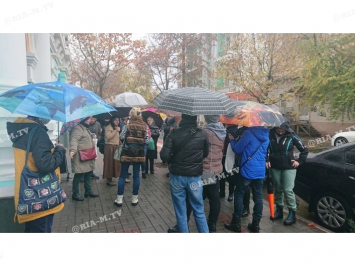 В Мелитополе под мэрией собрались антипрививочники (фото, видео)