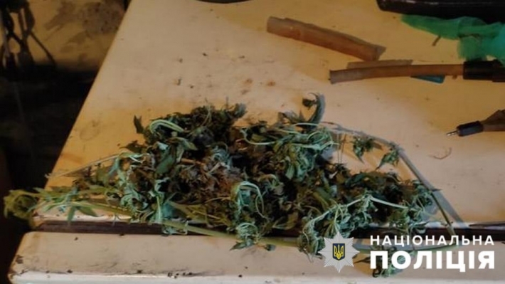 В Мелитопольском районе рецидивист хранил у себя дома наркотики (фото)